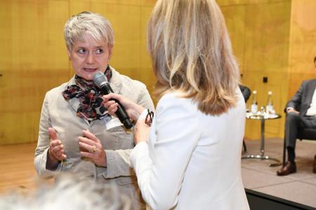 Regierungspräsidentin Jacqueline Fehr im Gespräch mit Christine Maier.