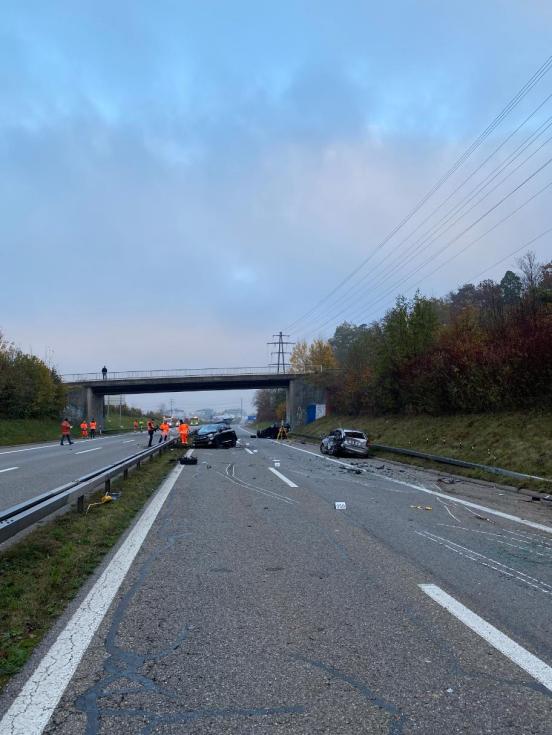 Unfallstelle mit drei involvierten Fahrzeugen auf der Autobahn