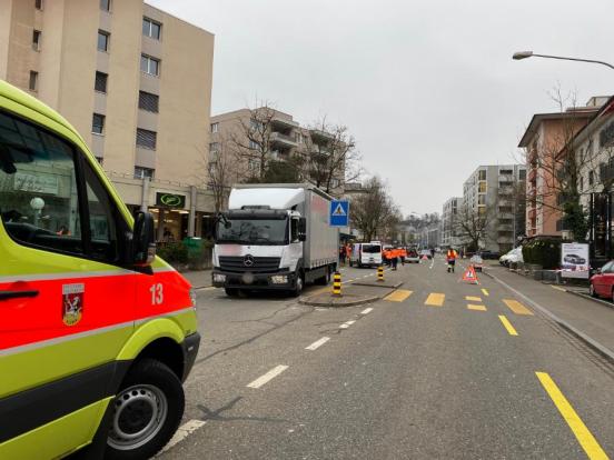 Unfallbeteiligter Lastwagen auf Fussgängerstreifen stehen sowie mehrere Rettungsfahrzeuge auf Unfallstelle