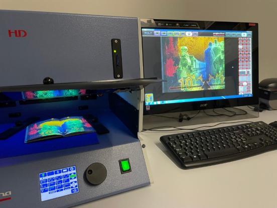 Kontrolle eines Ausweisdokuments unter Schwarzlicht