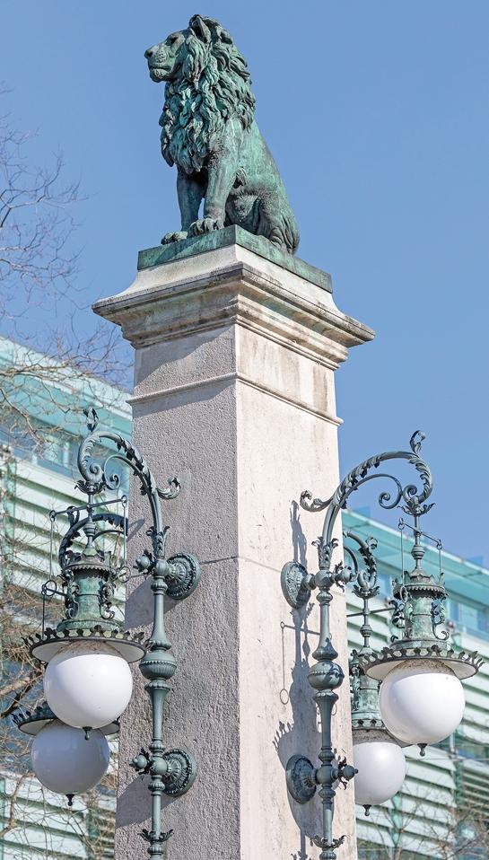 Einer der vier auf Pylonen sitzenden Bronzelöwen