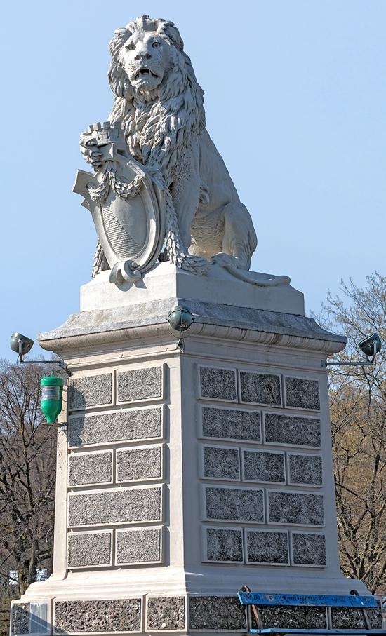 Löwe als Schildhalter des Zürcher Wappens