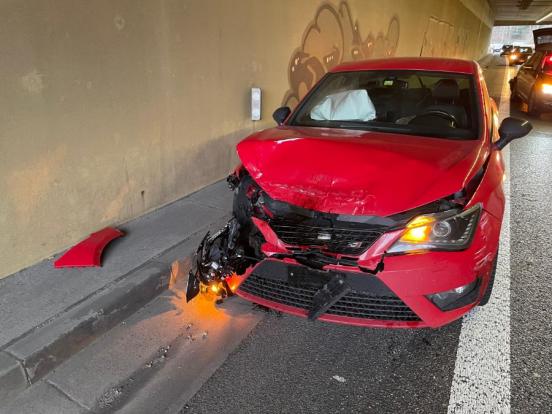 Beschädigtes Fluchtfahrzeug im Tunnel