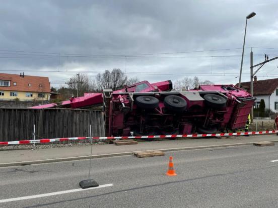 Pneukran in Seitenlage an Strasse