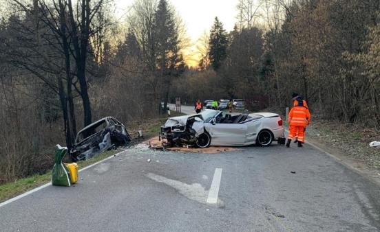 Zwei massiv beschädigten Personenwagen nach einem Verkehrsunfall in einem Waldgebiet