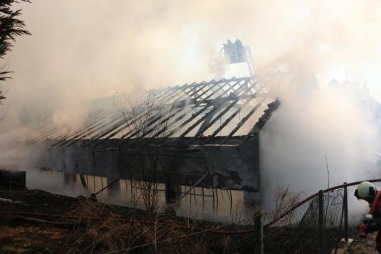Feuerwehr löscht Lagerhalle in Vollbrand