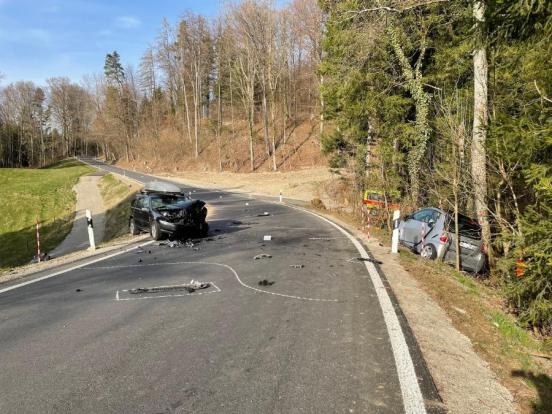 Ein Unfallfahrzeug steht auf der Strasse, eines liegt im Strassengraben