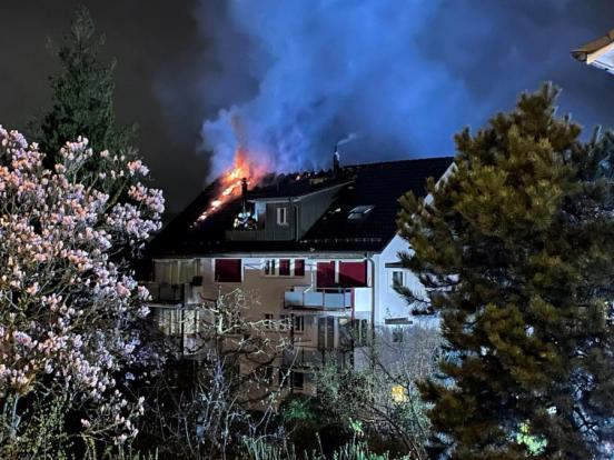 Feuer aus Dach eines Mehrfamilienhauses