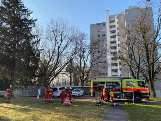 Feuerwehrauto vor Hochhaus