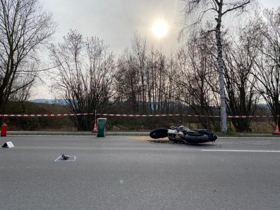 Verunfalltes Motorrad liegt auf der Strasse