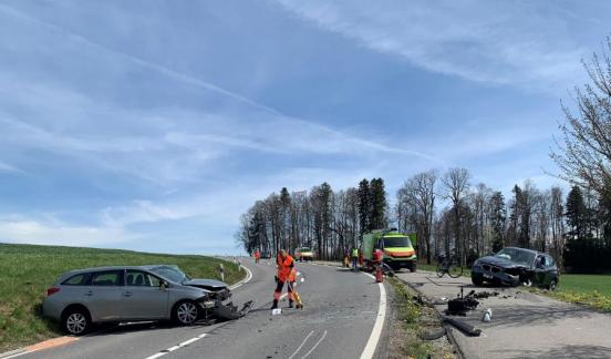 Zwei total beschädigte Personenwagen; Polizei an der Spurensicherung