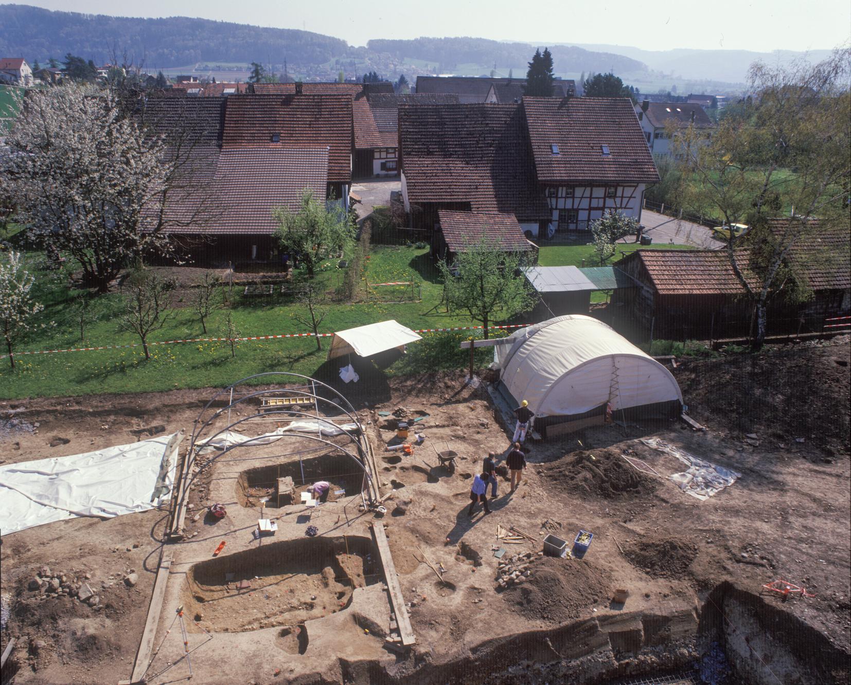 An der Schmittengasse in Otelfingen, hinter der Häuserzeile der Vorderdorfstrasse, grub die Kantonsarchäologie Gebäudereste aus der Zeit zwischen 900 und 1300 aus.