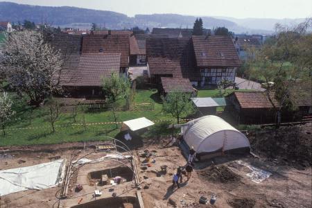 An der Schmittengasse in Otelfingen, hinter der Häuserzeile der Vorderdorfstrasse, grub die Kantonsarchäologie Gebäudereste aus der Zeit zwischen 900 und 1300 aus.