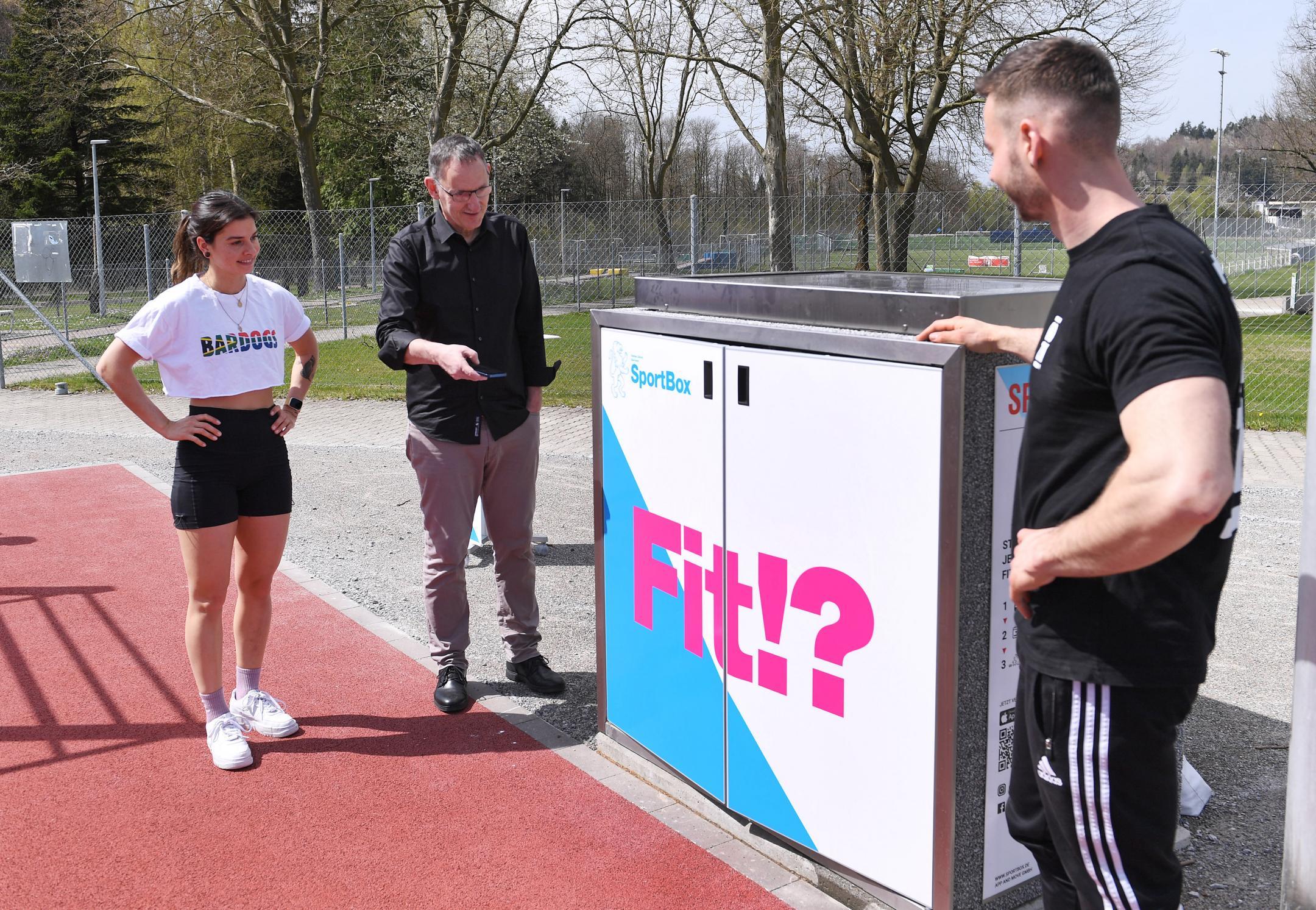 Regierungsrat Mario Fehr nimmt die SportBox in Betrieb.