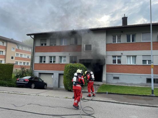 Feuerwehr rückt in das brennende Haus vor