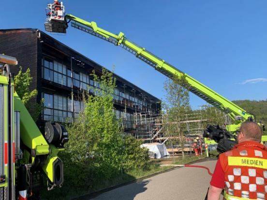 Die Autodrehleiter der Feuerwehr im Einsatz am Brandobjekt