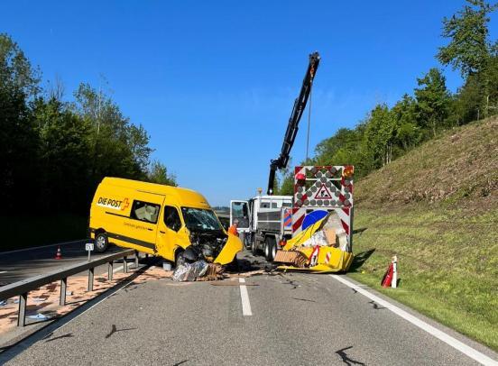 Die Unfallfahrzeuge blockieren die Unfallstelle