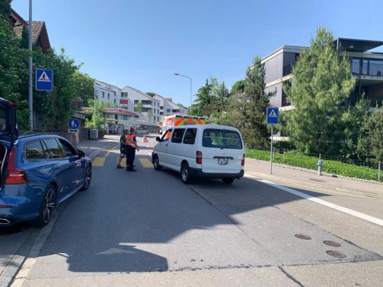 Lieferwagen in Endlage nach Kollision mit Fussgänger auf Fussgängerstreifen