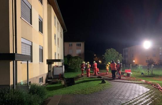 Einsatzkräfte vor der betroffenen Liegenschaft