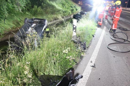 Feuerwehr bei Bergungsarbeiten zweier Autos aus einem Bach