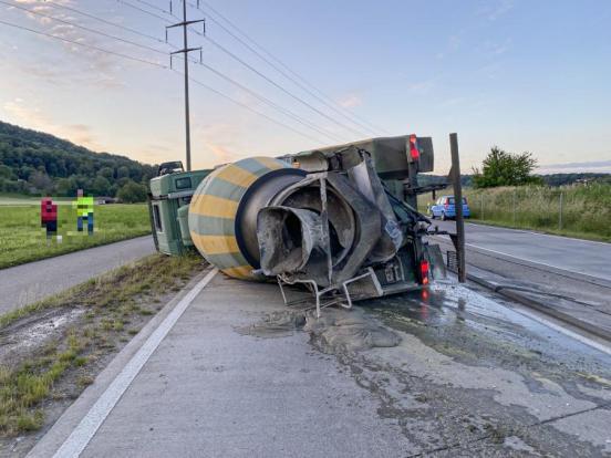 Auf der Seite liegender Lastwagen