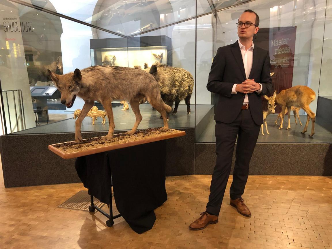 Regierungsrat Martin Neukom bei der Übergabe des Wolfs