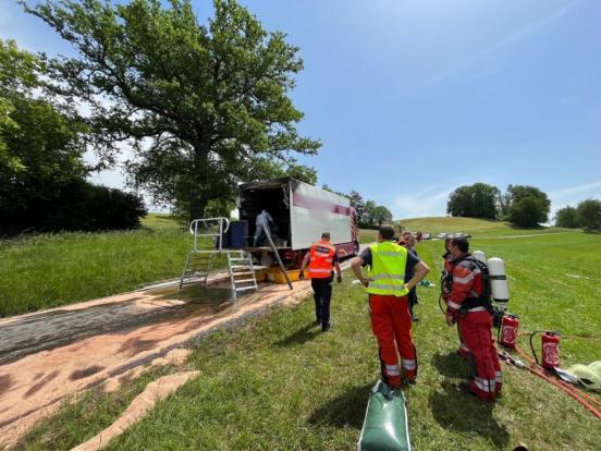 Lastwagen mit offener Ladefläche und ausgelaufenem Öl