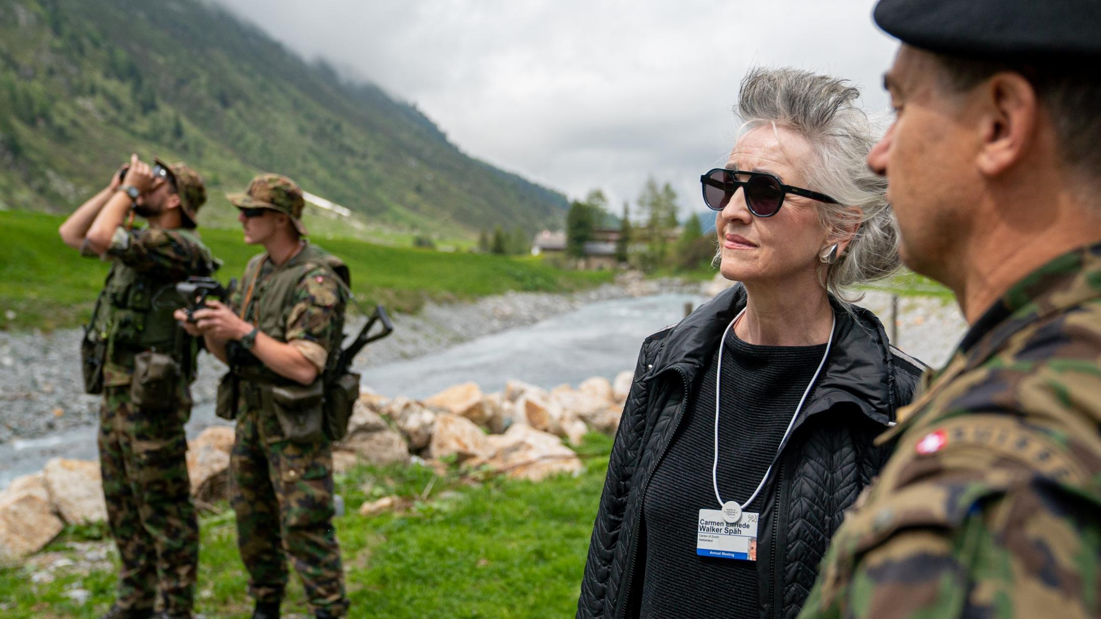 Regierungsrätin Carmen Walker Späh und Regierungsrat Mario Fehr auf Truppenbesuch am WEF in Davos.