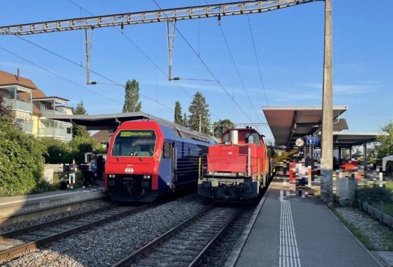 Personenzug steht im Bahnhof Henggart neben Bauzug mit dem er zuvor kollidiert ist
