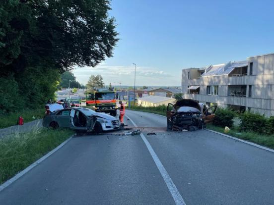 Zwei Personenwagen nach Frontalkollision auf der Usterstrasse