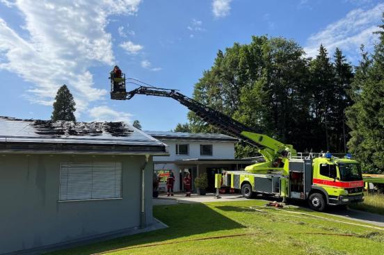 Autodrehleiter der Feuerwehr im Einsatz am Brandobjekt