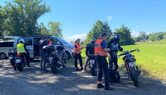 Polizisten kontrollieren Motorradlenkende und ihre Maschinen