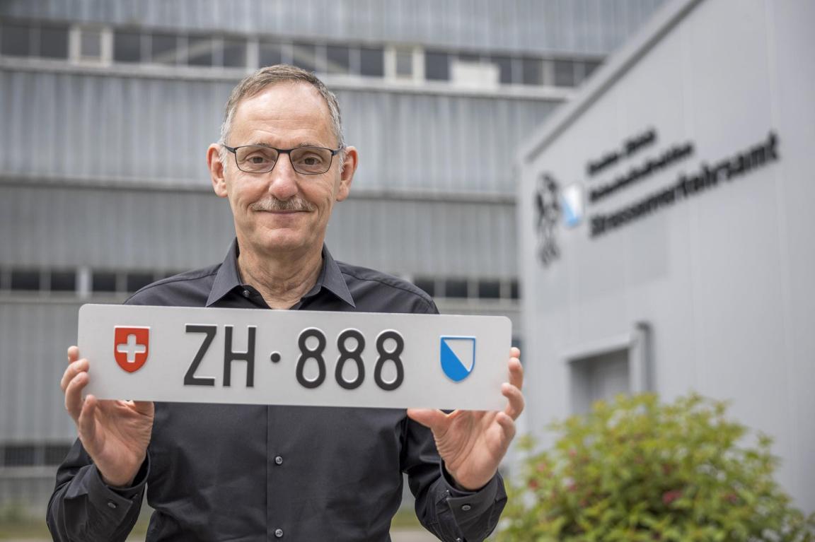 Regierungsrat Mario Fehr mit dem Kontrollschild ZH 888