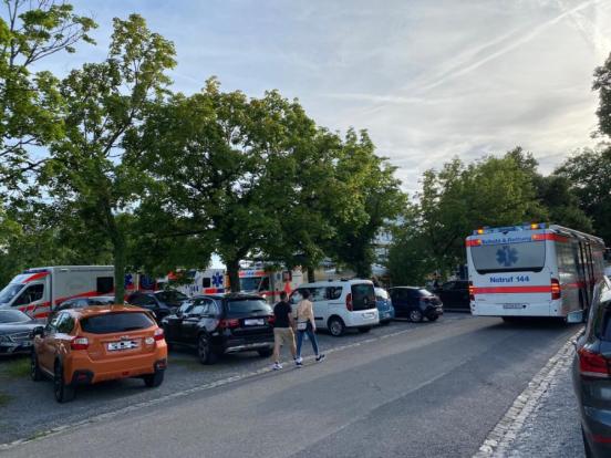Rettungswagen auf einem Parkplatz