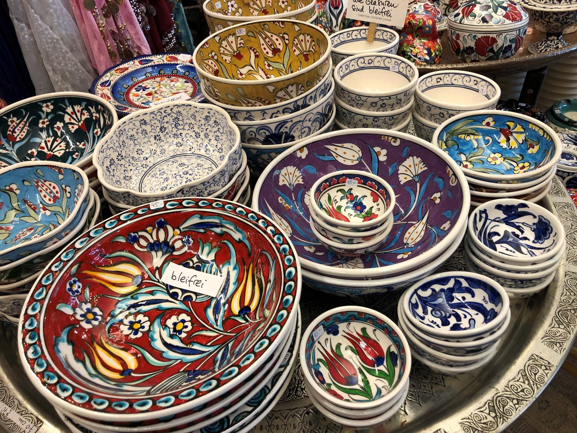 Buntes Geschirr kann Schwermetalle enthalten