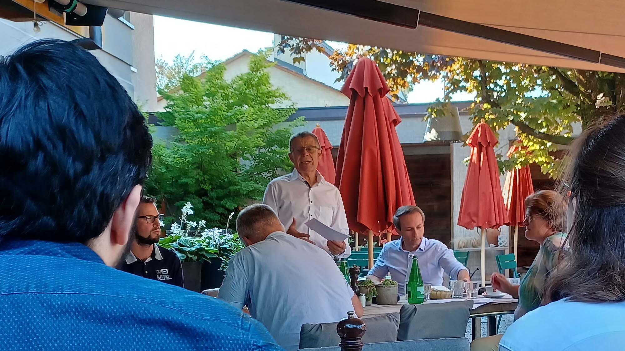 Regierungspräsident Ernst Stocker referiert im Restaurant Frohsinn