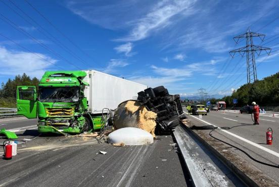 Stark beschädigten Lastwagen auf A1