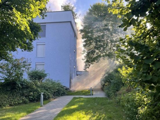 Rauch dringt aus dem Treppenhaus
