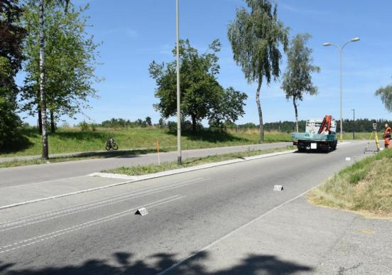 Strassenverzweigung mit beteiligtem Lieferwagen sowie der Polizei bei der Unfallaufnahme