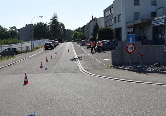 Nebenstrasse mit Fahrrad beim Trottoir liegend