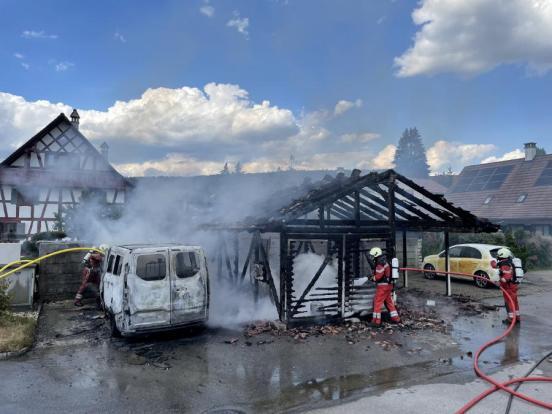 Feuerwehr beim Löschen eines Gerätehauses