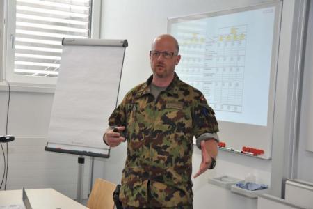 Kommandant Matthias Haas erklärt die Aufgaben seiner Truppe