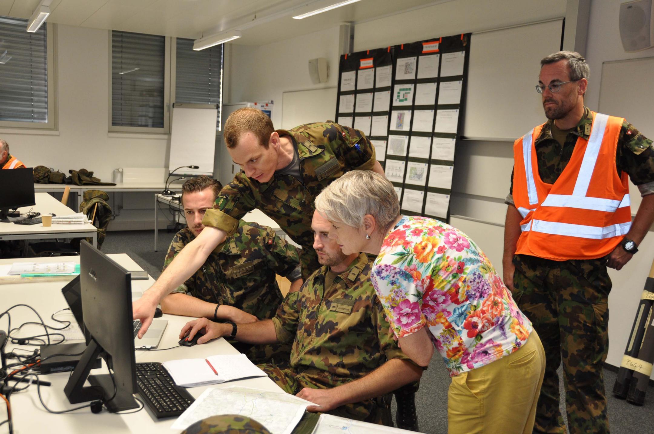 Regierungsrätin Jacqueline Fehr im Gespräch mit WK-Soldaten