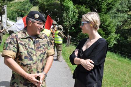 Regierungsrätin Natalie Rickli im Gespräch mit Brigadier Gregor Metzler