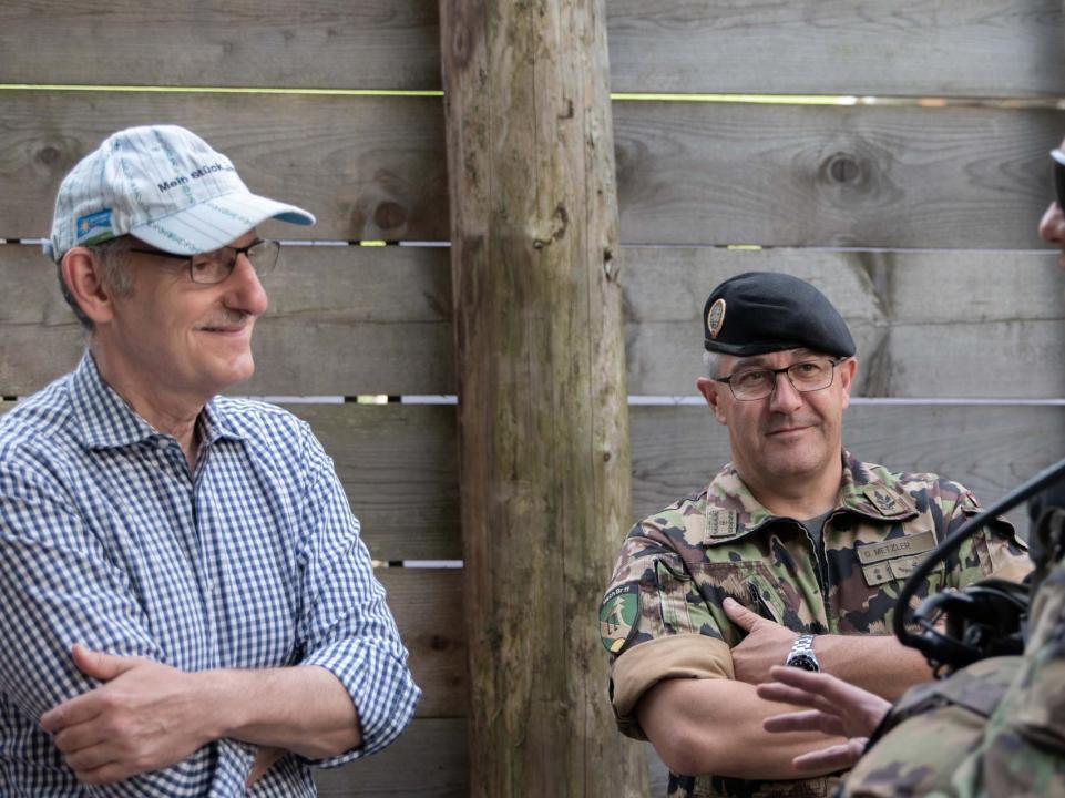 Regierungsrat Mario Fehr im Gespräch mit Truppenangehörigen