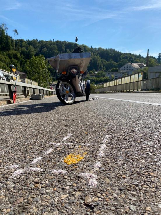 Motordreirad steht nach Unfall auf Strasse