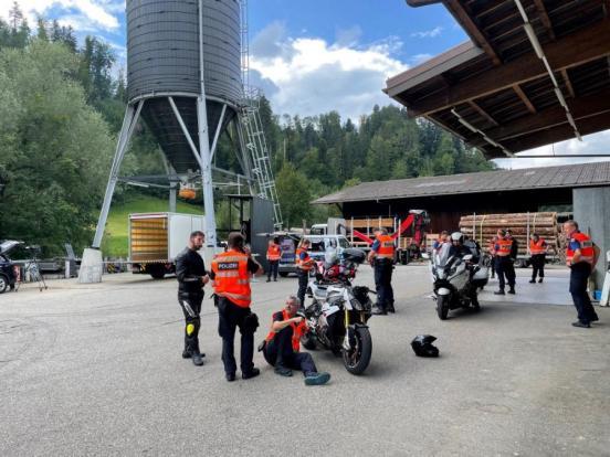 Kontrollstelle mit Motorrädern, die von Polizisten geprüft werden