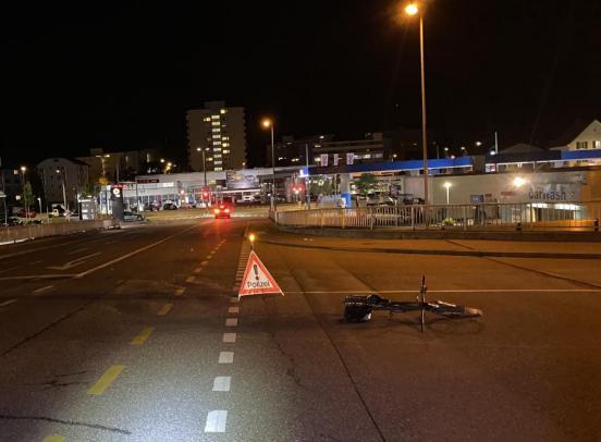 Kreuzungsbereich bei Nacht mit verunfalltem Fahrrad am Boden