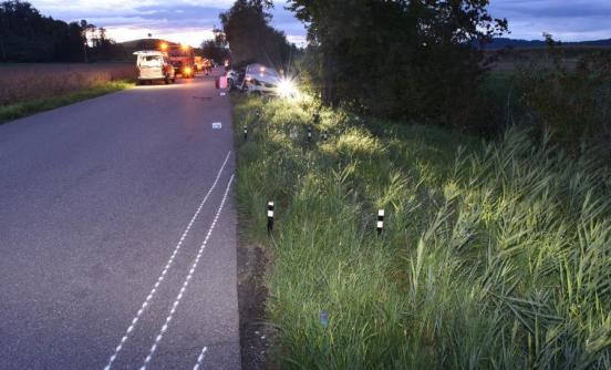 Von der Polizei angezeichnete Reifenspuren vor dem Unfallfahrzeug