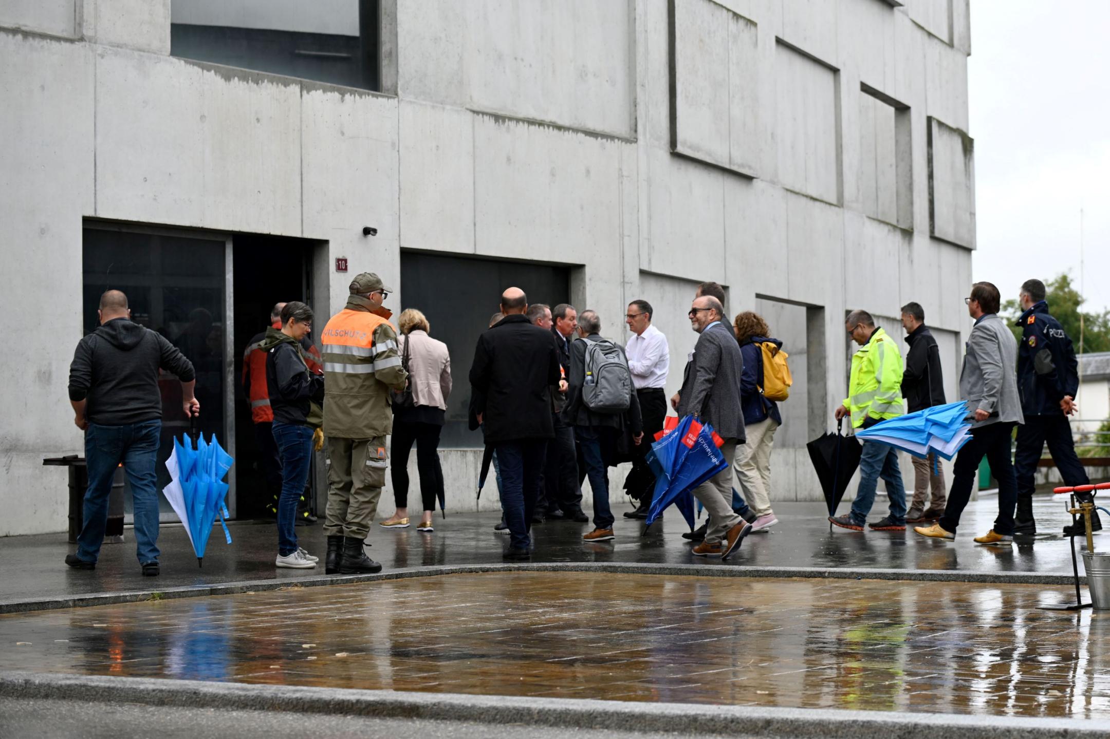 Geführter Rundgang durch das AZA mit Vertretern aus Politik, Zivilschutz, Feuerwehr und Polizei.